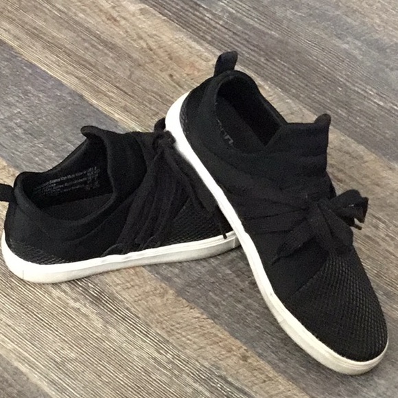 Shoes - Black sneakers tennis shoes